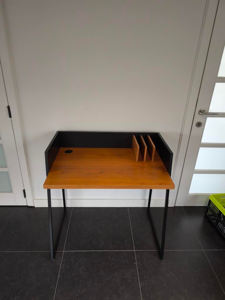 Klein bureautje met zwart onderstel 90*60*90 cm, Ophalen