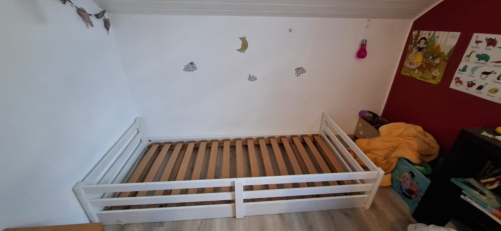 Lit enfant avec barrieres 1m x 2m + sommier a lattes, 85 à 100 cm, Sommier à lattes, Enlèvement, 180 cm ou plus