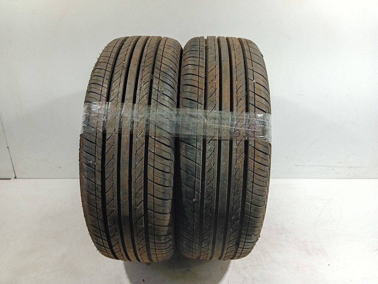 Bandenset 2 stuks Zomer 195 60 R15, Van der Ven Autorecycling B.V., Ettenseweg 76, 4706 PB Roosendaal, The Netherlands, Enlèvement ou Envoi