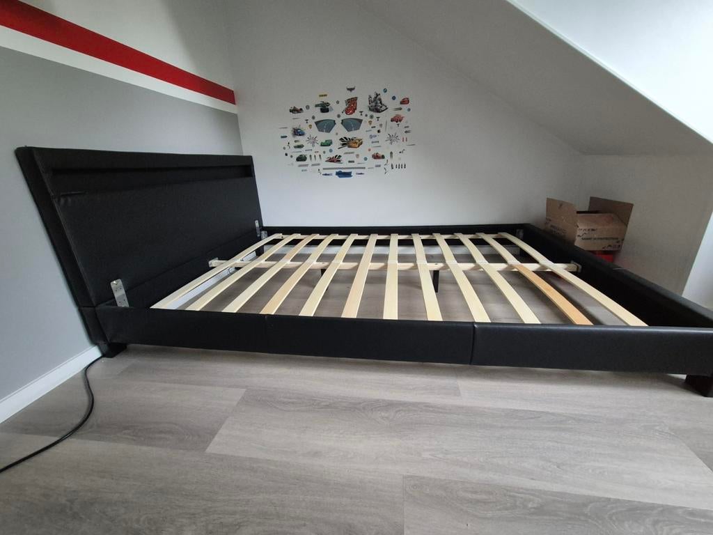 Bed met lattebodem 140x200 + led licht, Huis en Inrichting, Ophalen
