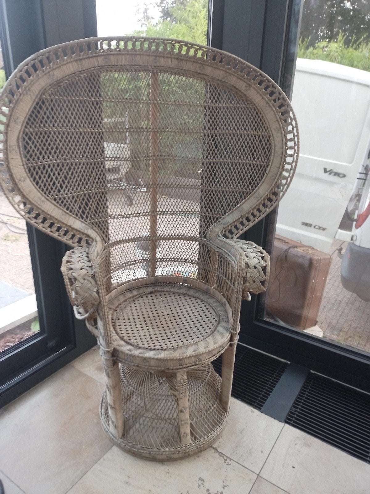 chaise Emmanuelle peacock chair pauwenstoel, Ophalen