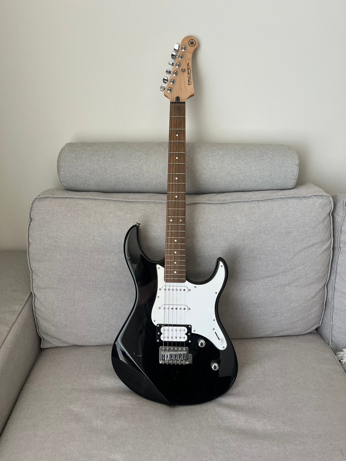 Yamaha Pacifica 112V + Boss Katana 100 MKII – starterset, Musique & Instruments, Instruments à corde | Guitares | Électriques