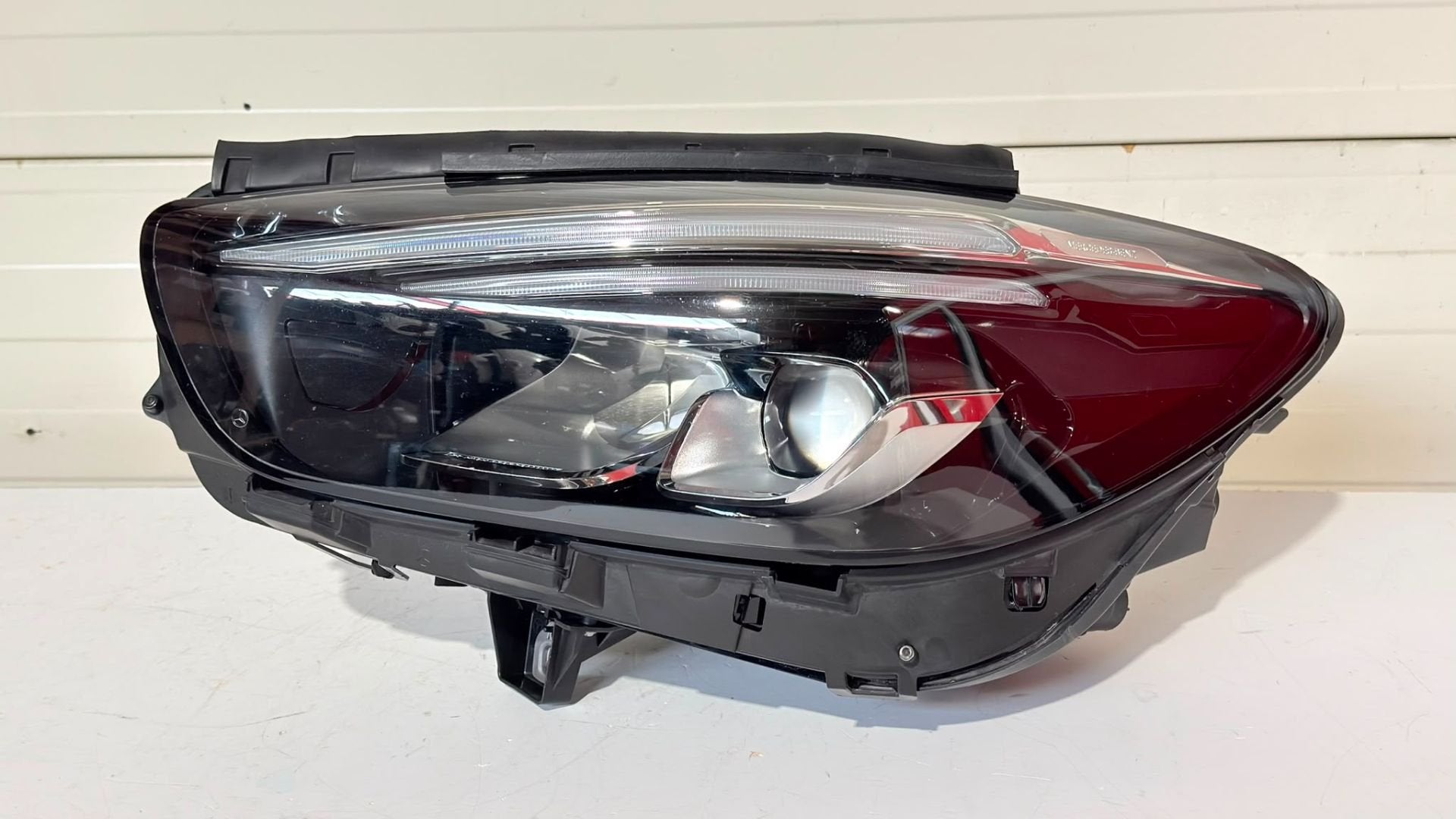 Phare gauche LED Mercedes Classe B W247 A2479061305, Mercedes-Benz AG, Mercedes-Benz, Utilisé, Mercedesstrasse 120
70372  Stuttgart, DE