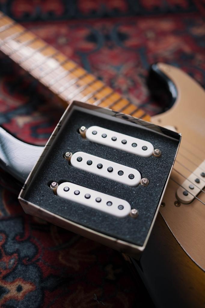 Micros Fender Custom Shop 55' Bone Tone – ÉDITION LIMITÉE, Enlèvement ou Envoi, Neuf, Solid body, Fender