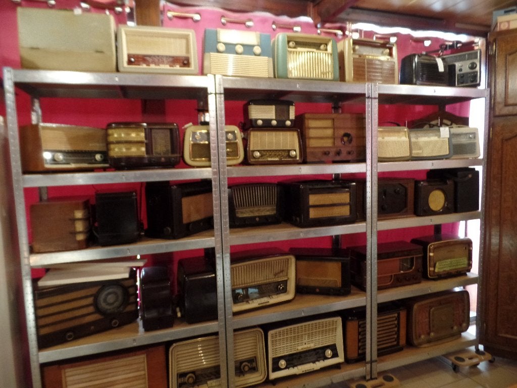 RADIO ANTIQUE BAKELITE OU BOIS A PARTIR DE 1950, Enlèvement