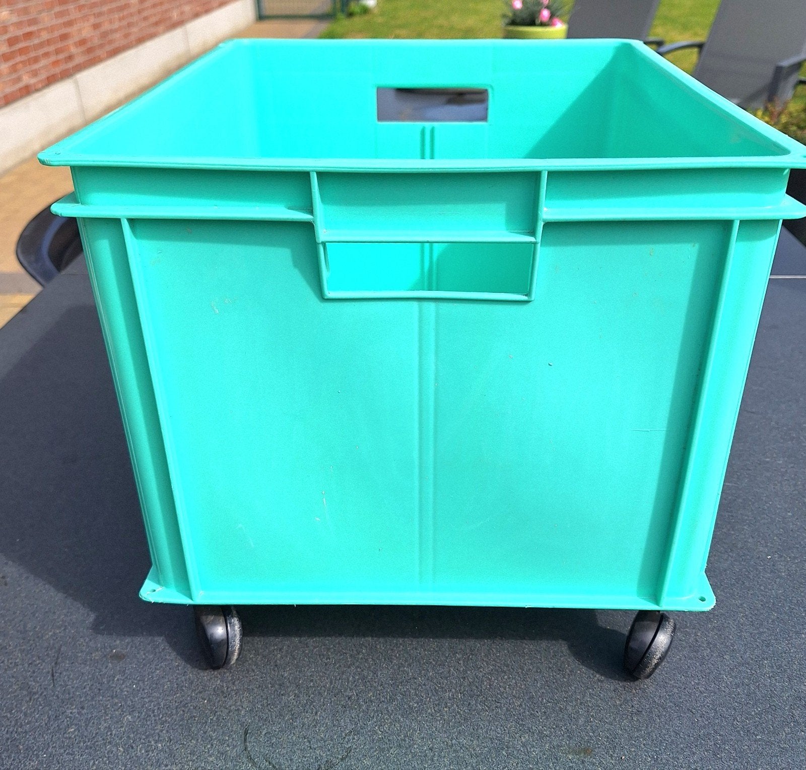 Toffe groene bak met wieltjes, Ophalen