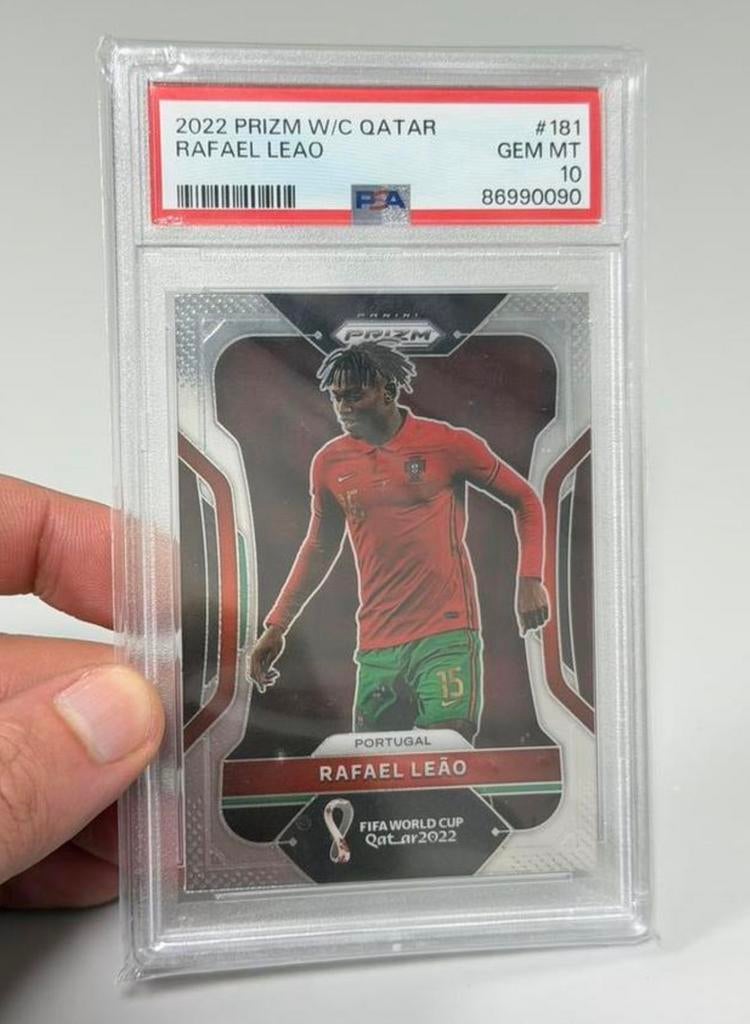 PSA 10 Rafael Leão – Panini Prizm WK Qatar 2022 #181 GEM MT, Verzamelen, Ophalen of Verzenden, Nieuw, Spelerskaart