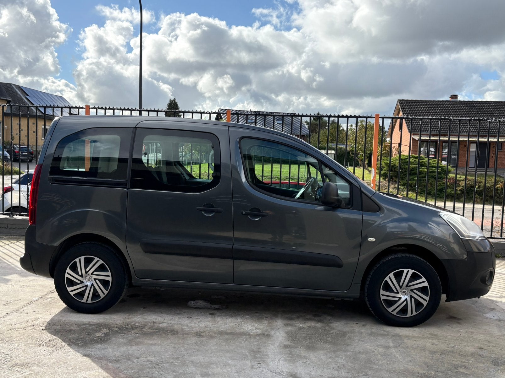 CITROËN BERLINGO MULTISPACE 1.6i ESSENCE 14 000KM CARPASS, Voorwielaandrijving, Handgeschakeld, Grijs, Euro 5