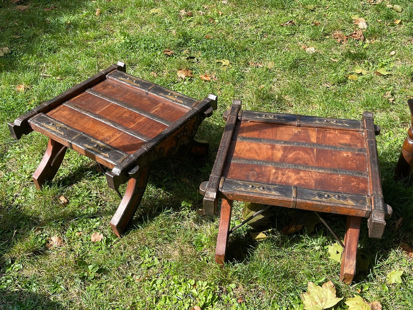 2 Antieke bijzettafels - oosterse look, Ophalen, Zo goed als nieuw, Hout