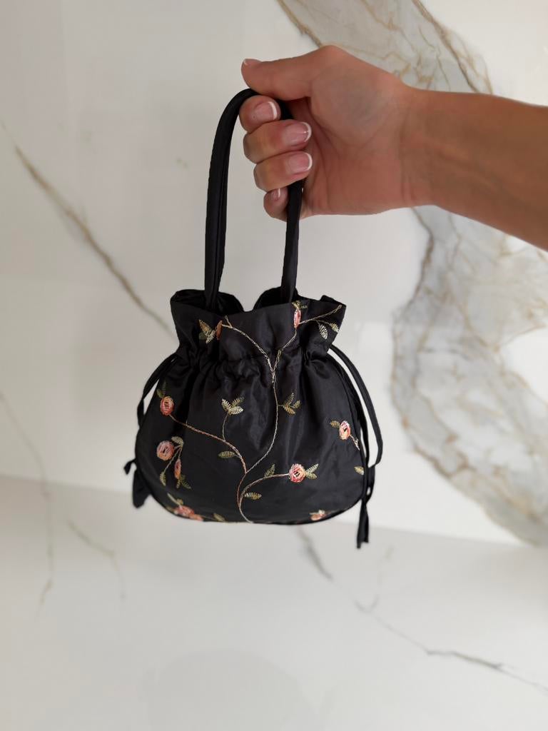 Zwarte handtas geborduurde bloem vintage satijnen zwarte tas, Ophalen of Verzenden, Zo goed als nieuw, Zwart, Handtas