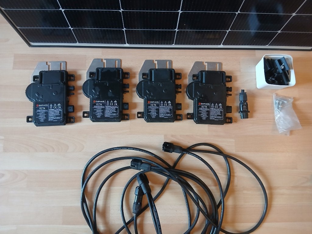 Instal. PV complète 4 panneaux 1700 Wc et micro-onduleurs, Bricolage & Construction, Enlèvement, Comme neuf, Système complet, 200 watts-crêtes ou plus