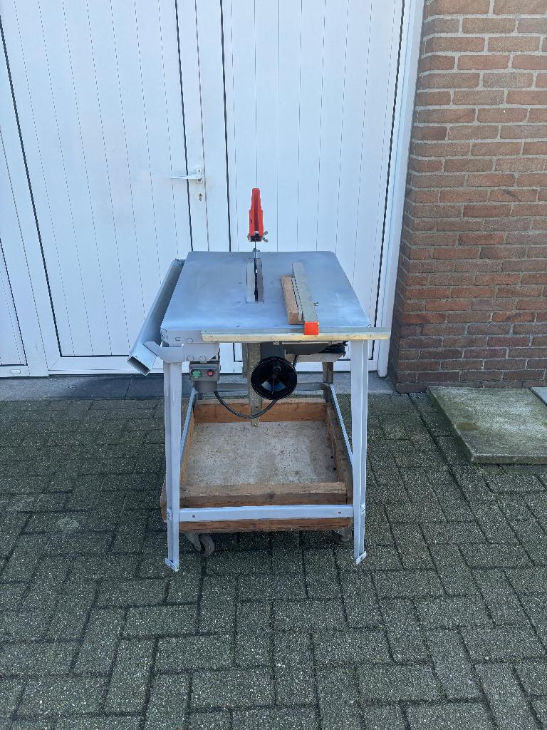 zaagtafel op 220 v, Doe-het-zelf en Bouw, Gereedschap | Zaagmachines, Ophalen, Zo goed als nieuw, 1200 watt of meer, Cirkelzaag