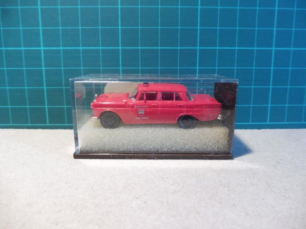 1:87 Brekina Mercedes 190 W110 1961-65 Brandweer Bad Vilbel, Hobby en Vrije tijd, Modelauto's | 1:87, Ophalen of Verzenden, Zo goed als nieuw