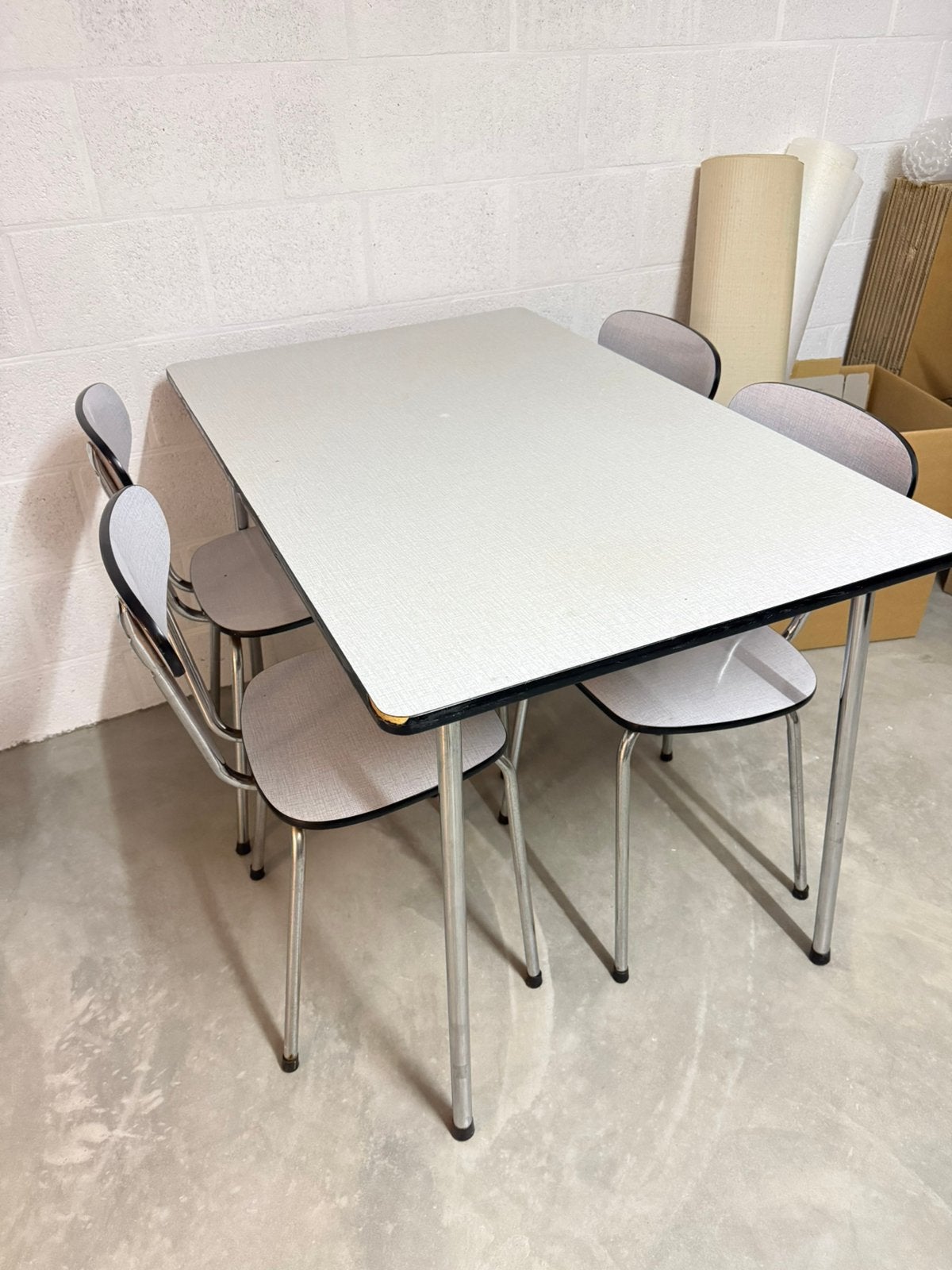 Retro eettafel met 4 stoelen compleet, Huis en Inrichting, Ophalen, Zo goed als nieuw