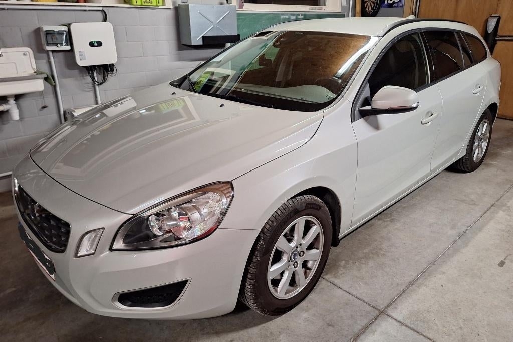 Volvo V60 D2, Autos, Volvo, Particulier, V60, Attache-remorque, Diesel, Euro 5, Break, 5 portes, Boîte manuelle, Argent ou Gris