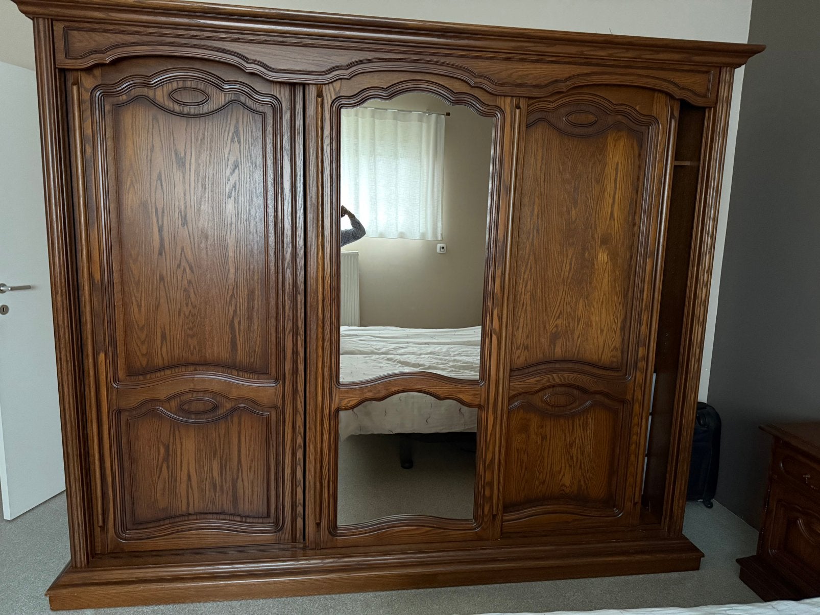 Grote klassieke houten kleerkast met spiegel, Ophalen