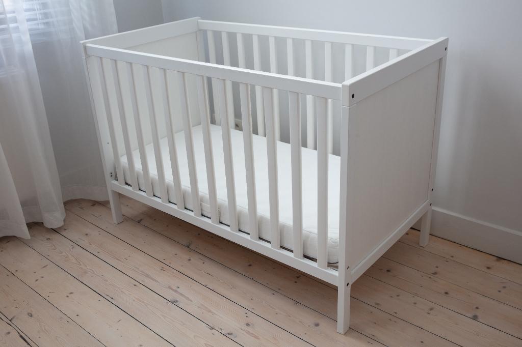 IKEA SUNDVIK BABYBED WIT ZGAN, Enfants & Bébés, Berceaux & Lits, Comme neuf, Lit, Enlèvement
