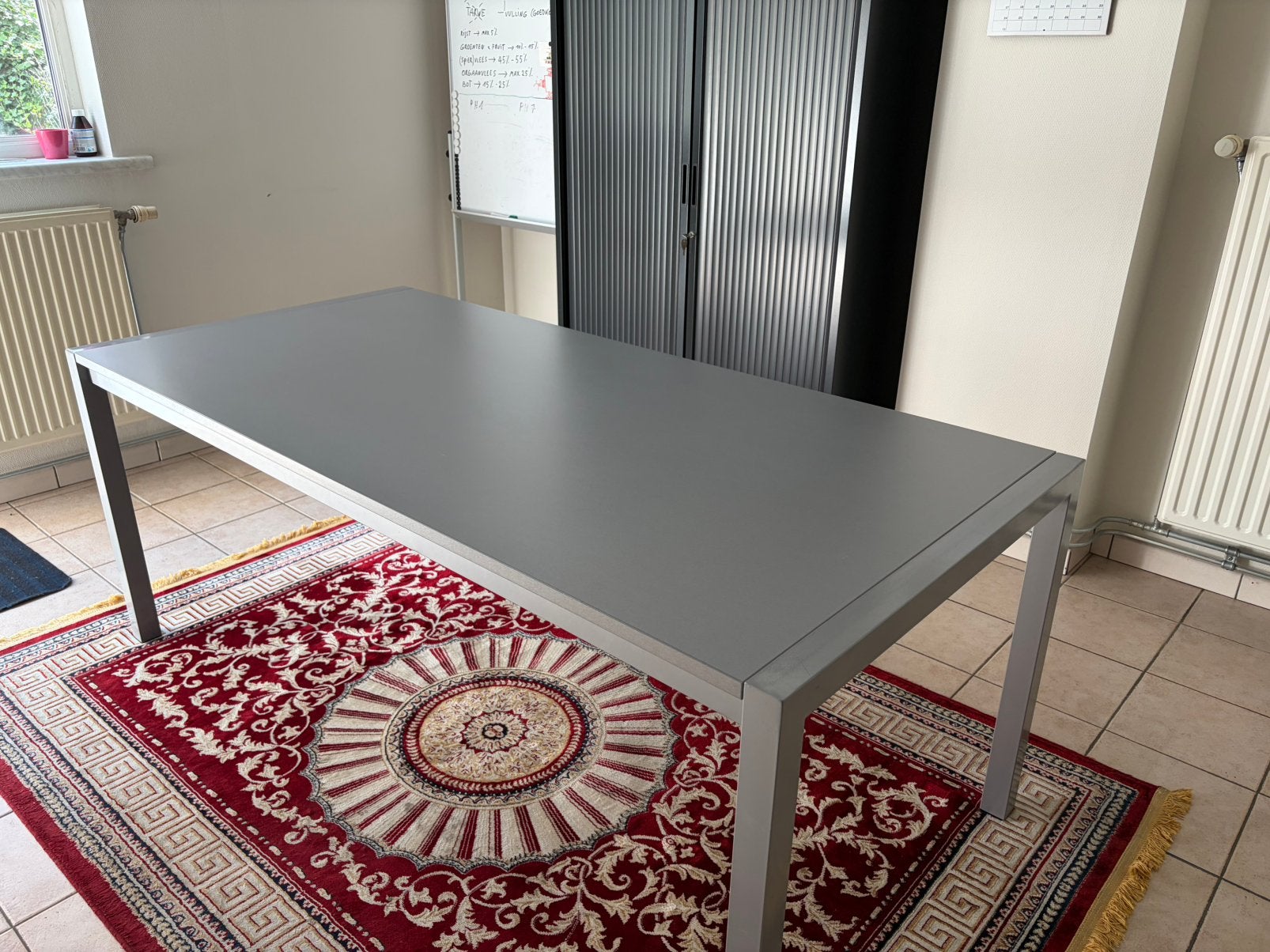 Metalen tafel met houten blad, Ophalen, Zo goed als nieuw