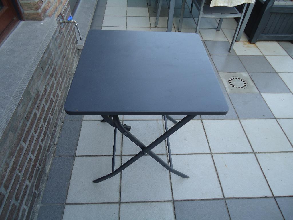 Table pliante en métal robuste, Enlèvement, Comme neuf, Carré, Métal