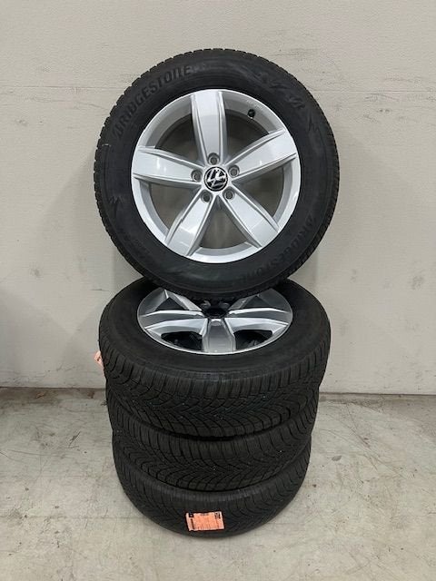 Winterset VW Tiguan Bridgestone Blizzak LM005 215/65 R17, Auto-onderdelen, Banden en Velgen, Ophalen, -, -, Banden en Velgen
