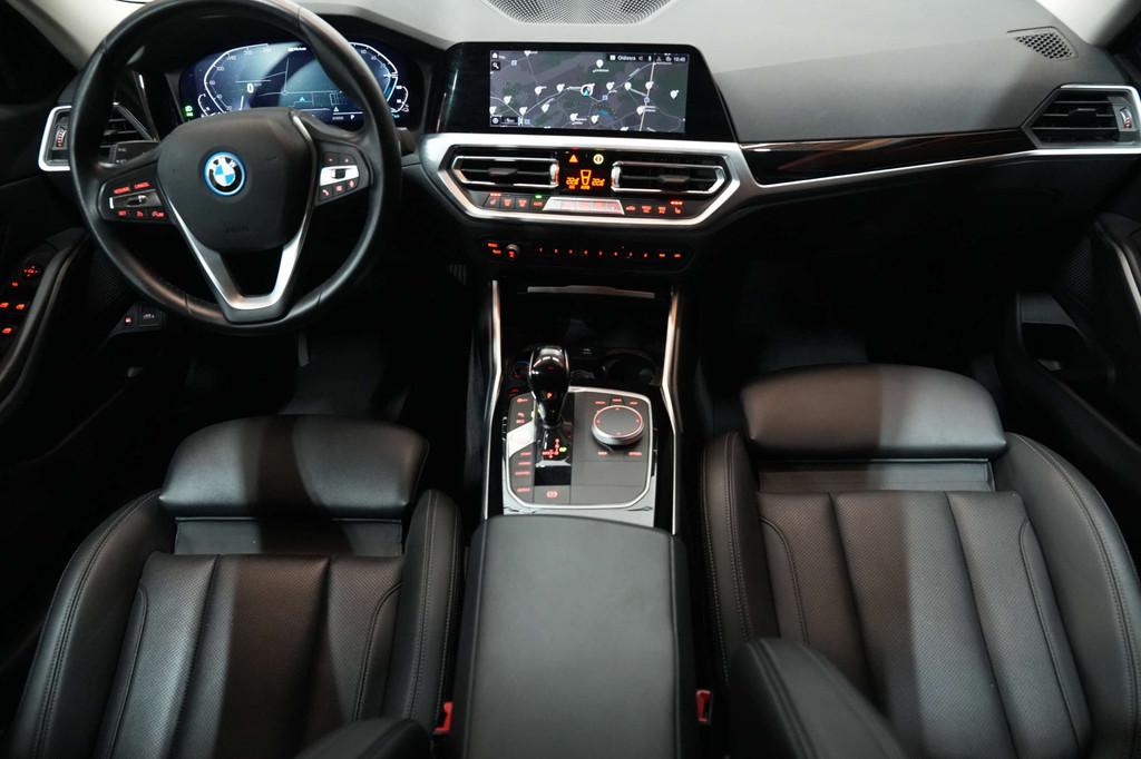 BMW 320 eA Plug in Hybride Trekhaak Leder Camera Garantie, Auto's, BMW, Automaat, 1998 cc, Bi-Xenon koplampen, Gebruikt