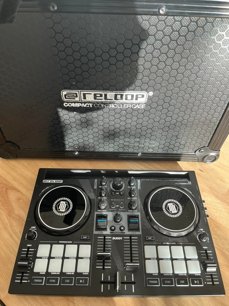 DJ controller Reloop Buddy met flightcase, Musique & Instruments, DJ sets & Platines, Enlèvement, Comme neuf, Reloop