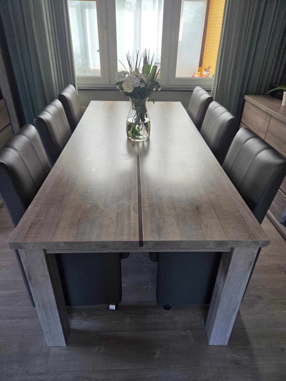 lichtgrijze tafel 2m20 /100 grijze zeteltjes met wieltjes, Ophalen