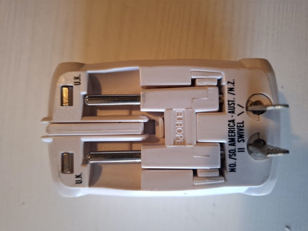 ADAPTATEUR ELECTRIQUE, Enlèvement, Comme neuf