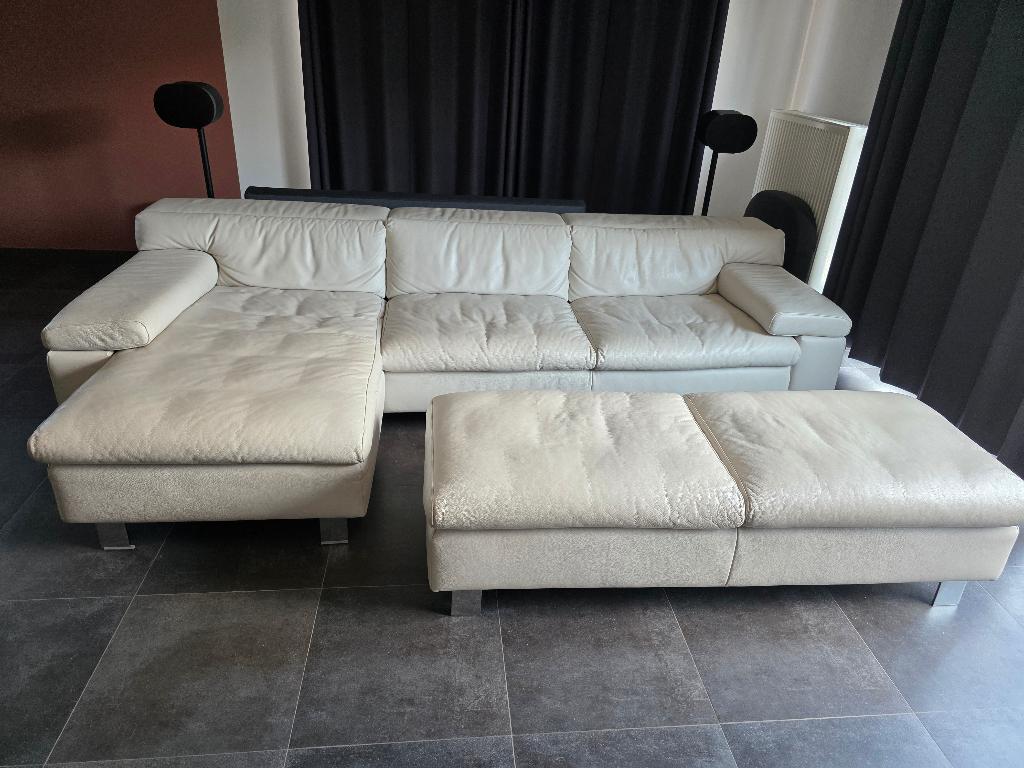 Comfortabele witte lederen hoekzetel met bijpassende hocker, Huis en Inrichting, Ophalen, 250 tot 300 cm, Gebruikt, Hoekbank