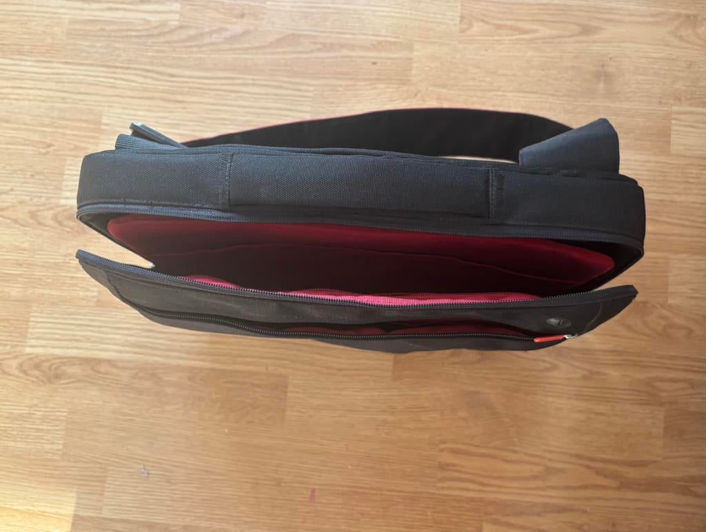 Prachtige nieuwe laptoptas van Belkin, Ophalen, Zo goed als nieuw