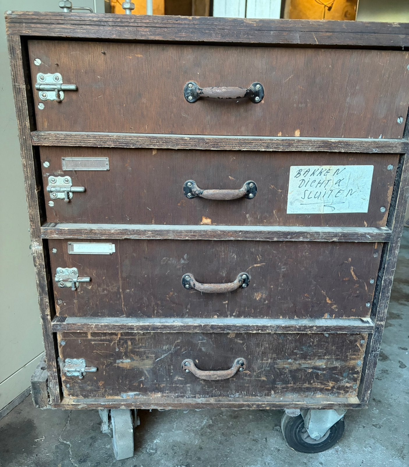 Oude retro zelfgemaakte kast op wielen, Huis en Inrichting, Ophalen, Gebruikt, Retro