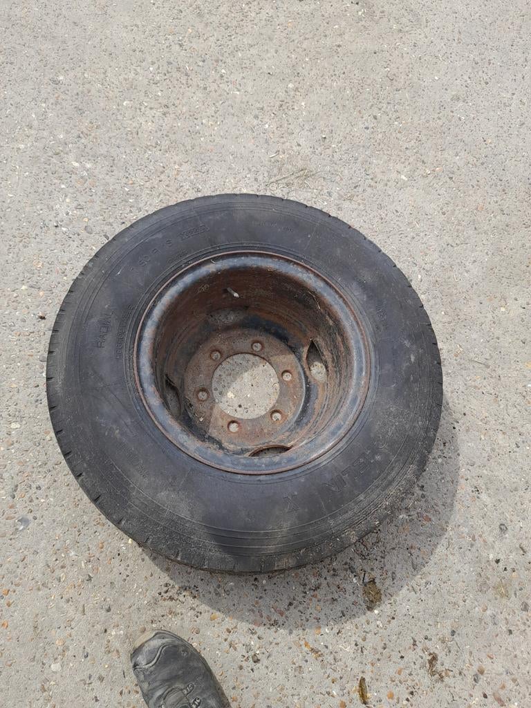 Michelinen banden 7.50 R16 met velg, Ophalen