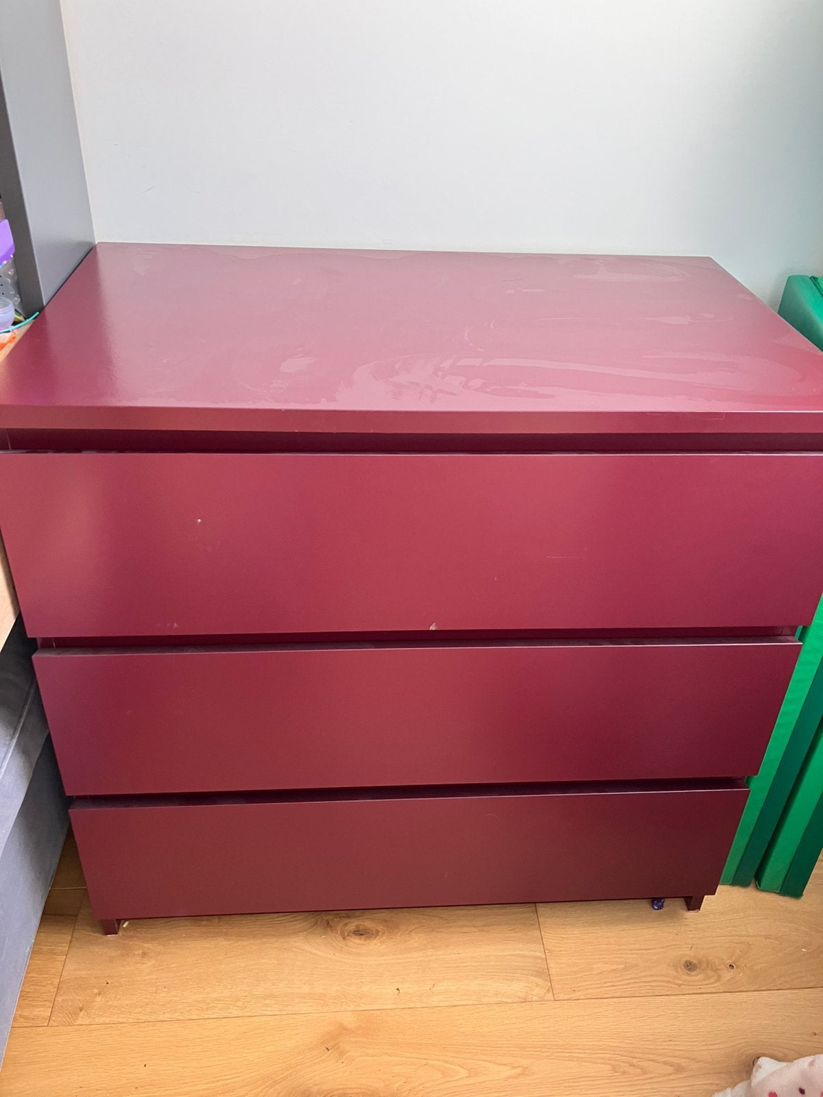 Commode Ikea Malm 3 tiroirs bordeaux/fushia, Maison & Meubles, Armoires | Commodes, 3 ou 4 tiroirs, Enlèvement, Utilisé, Autres essences de bois