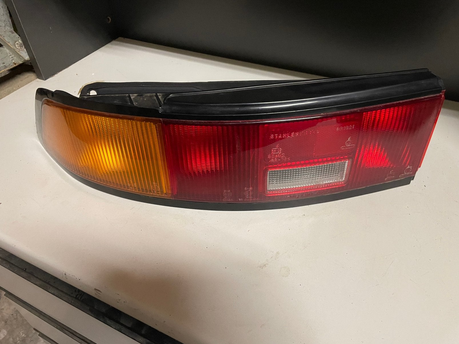 Achterlichtbehuizing & Lens (Links) Mazda 323, Auto-onderdelen, Ophalen of Verzenden, Nieuw, Mazda