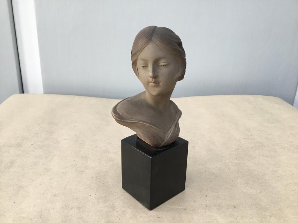 Beeldje buste vrouw in biscuit, Antiek en Kunst, Kunst | Beelden en Houtsnijwerken, Buste, Vrouw, Ophalen of Verzenden