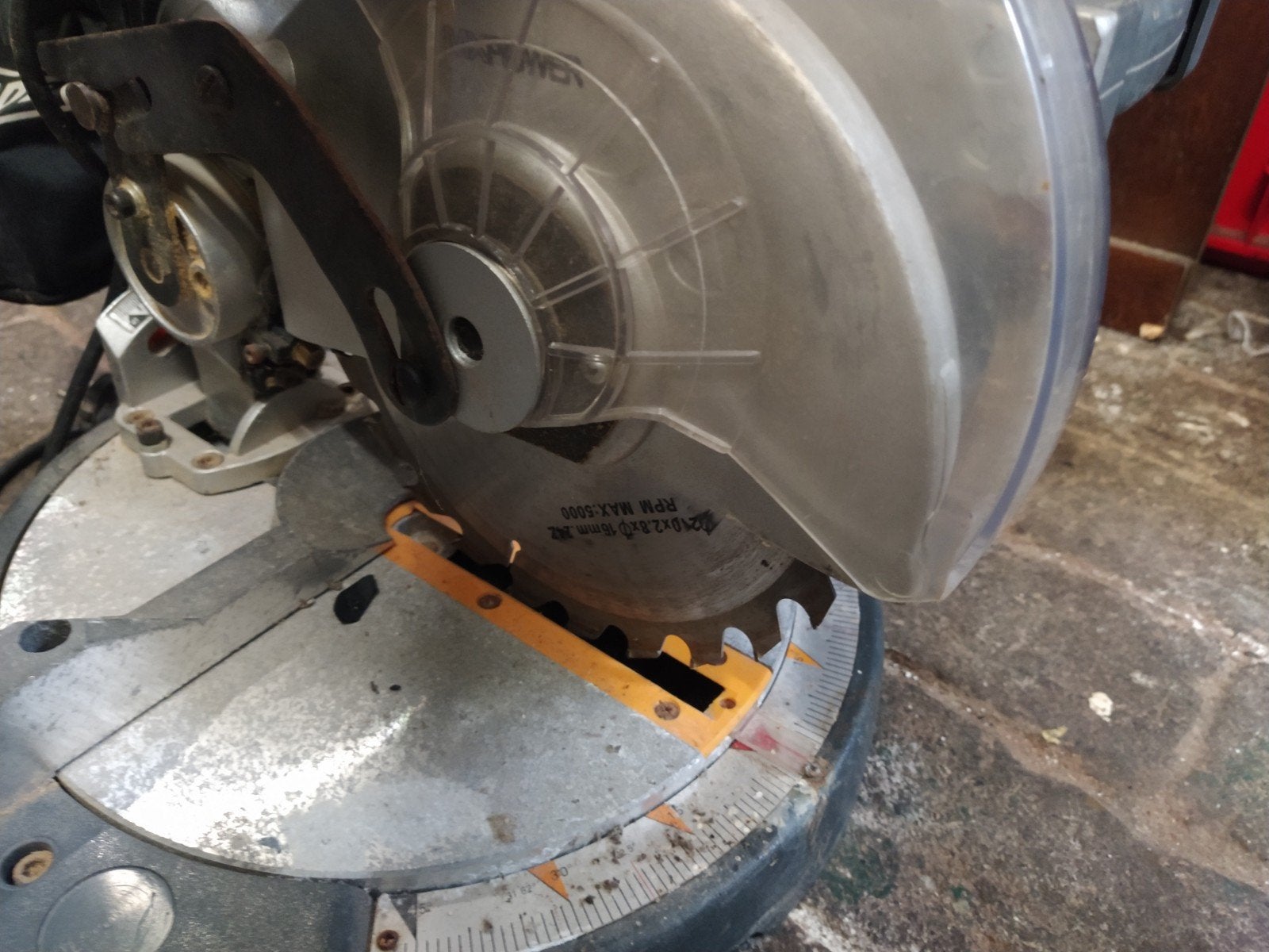 Scie disqueuse à bois en bonne état