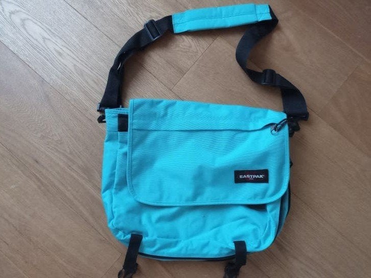 Eastpak turquoise schoudertas in zeer goede staat, Ophalen of Verzenden, Gebruikt