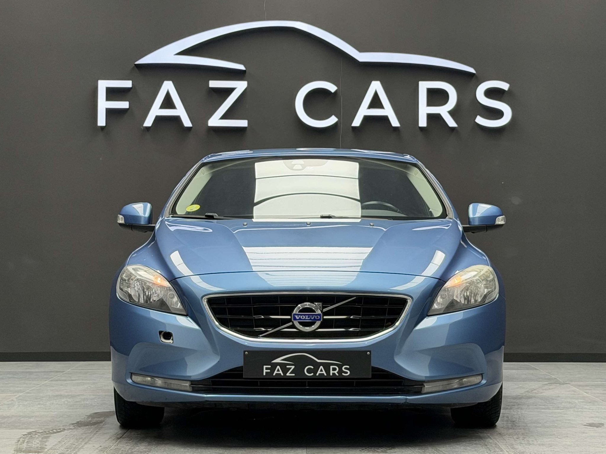 Volvo V40 1.6 D2 * CLIM + GPS + REGU + JANTES + GARANTIE *, Autos, Entreprise, Boîte manuelle, Noir, 5 portes