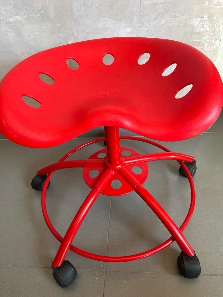 Chaise de bureau IKEA rouge sur roulettes — design moderne, Enlèvement, Utilisé