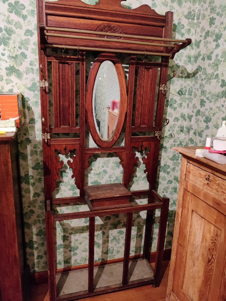 Porte manteau ancien, Enlèvement