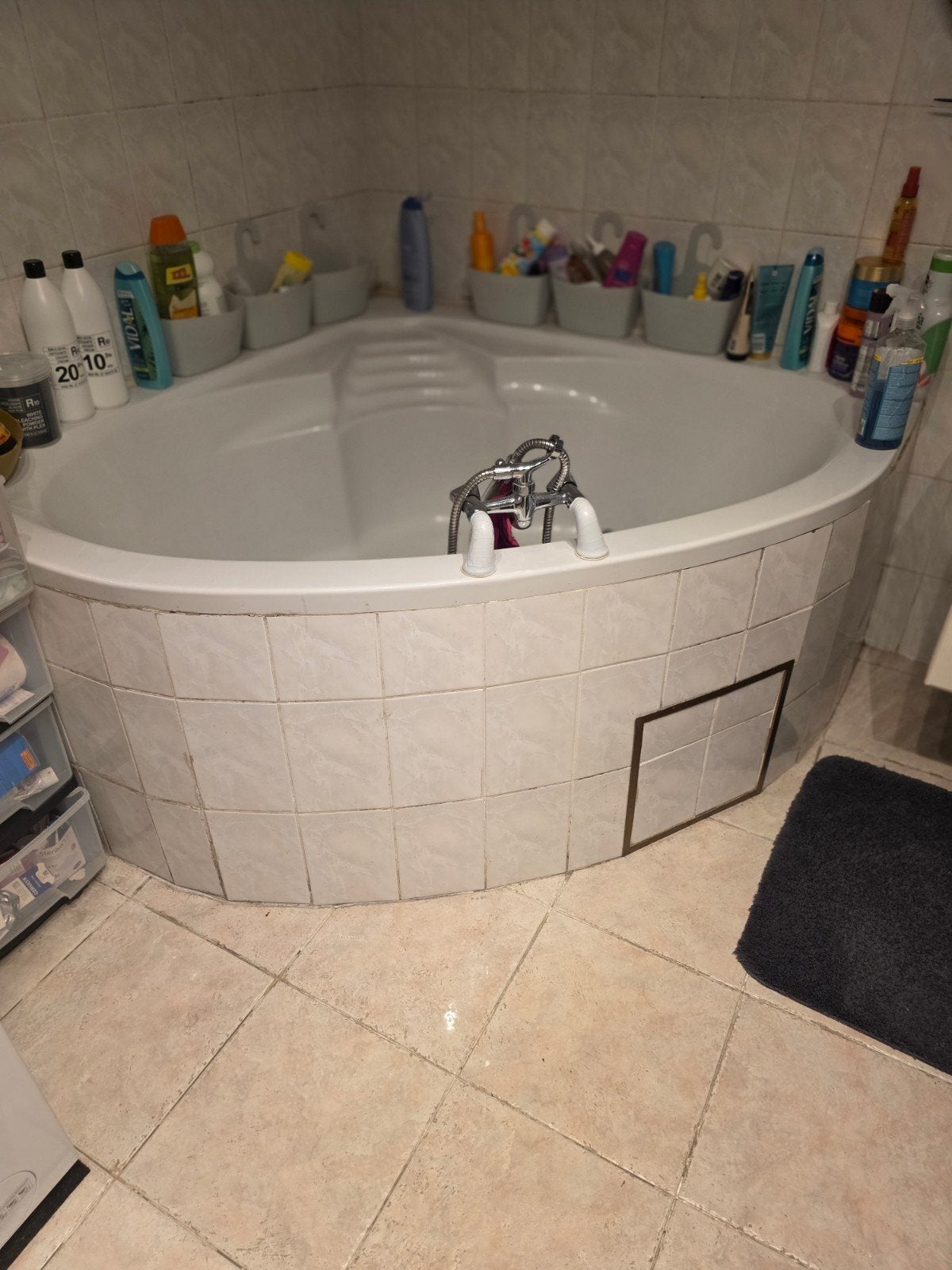 Salle  de bain  avec robinet  état  empecable