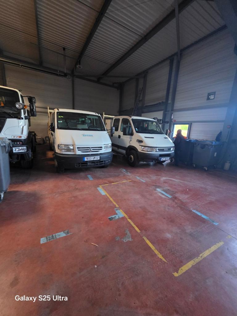 IVECO BENNE AVEC PRISE DE FORCE ET RENAULT MASTER 2.8 TD, Auto's, Bestelwagens en Lichte vracht, Bedrijf, Te koop, Iveco