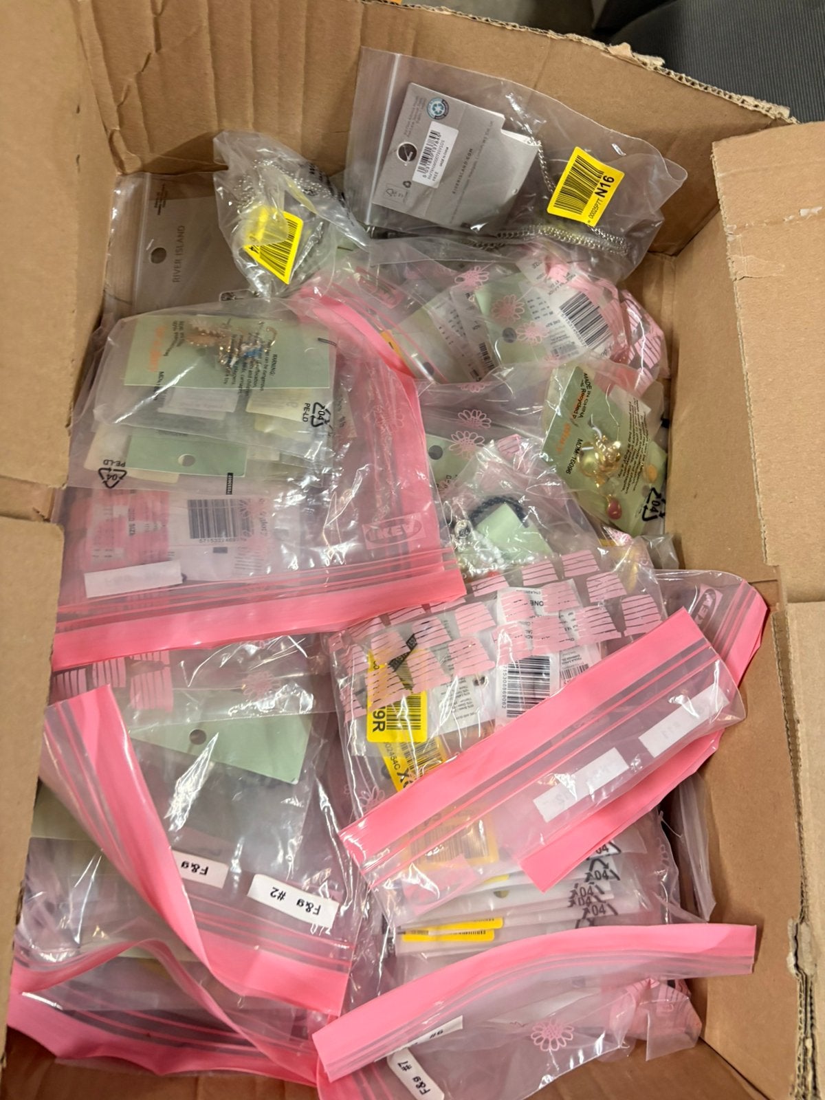 500 pakjes juwelen en accesoires van verschillende merken, Handtassen en Accessoires, Ophalen, Nieuw