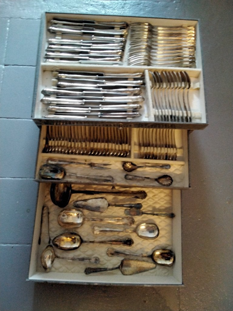 Verzilverde bestekset, Ophalen