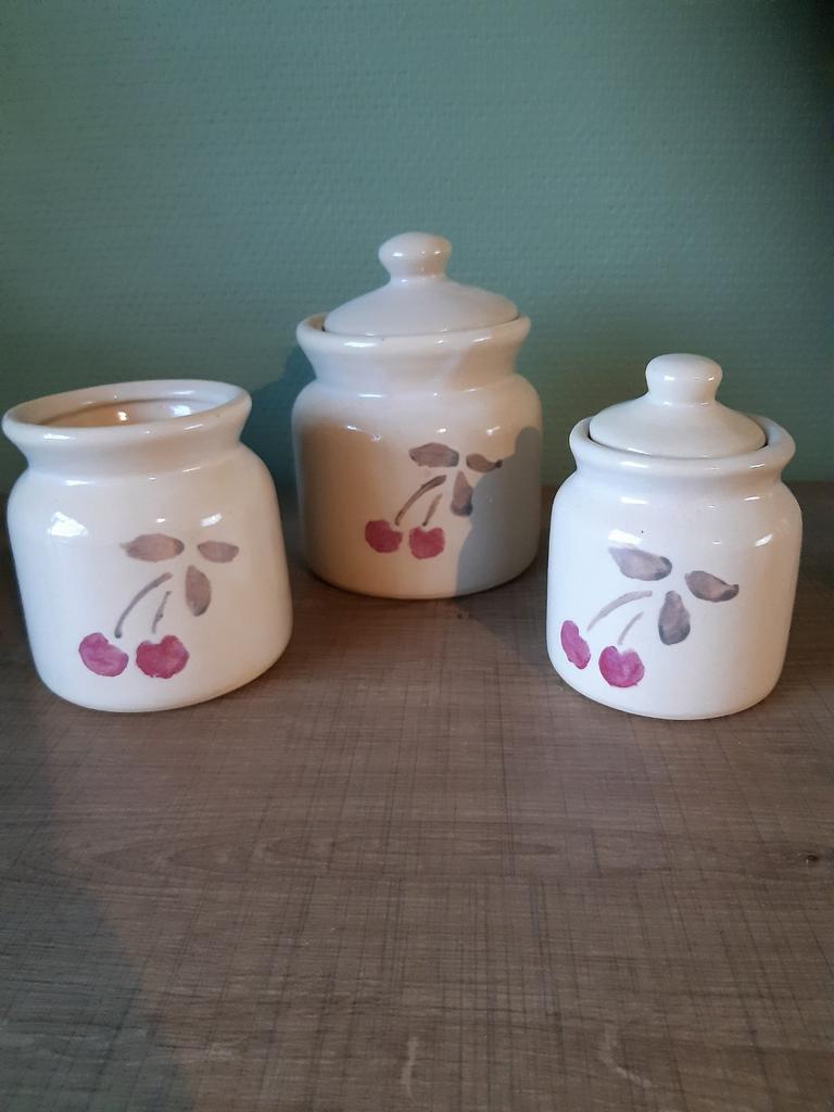 Handgemaakte potjes met kersen, Huis en Inrichting, Ophalen of Verzenden