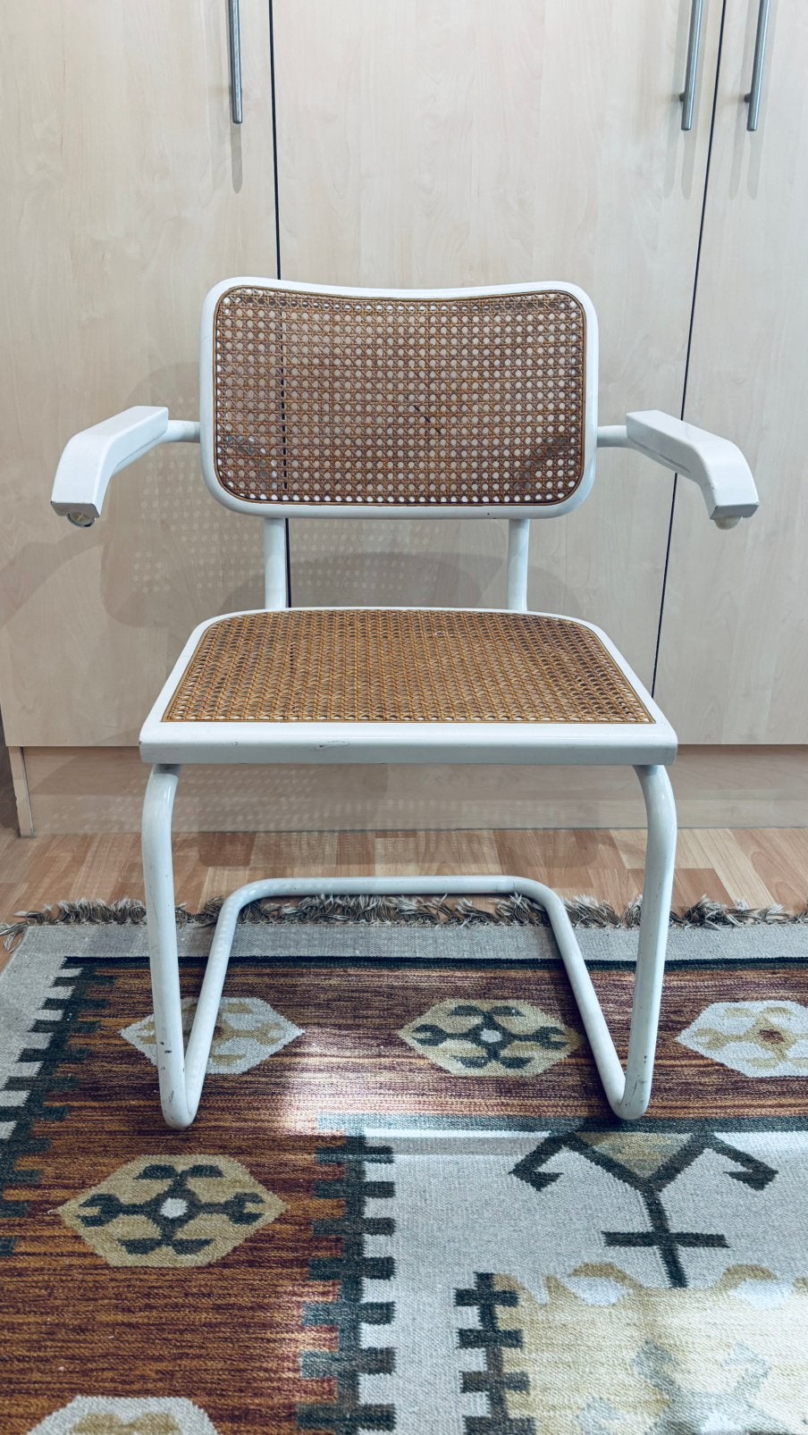 Italiaanse vintage armstoel stijl ‘Cesca’, Huis en Inrichting, Stoelen, Ophalen, Gebruikt, Wit, Metaal