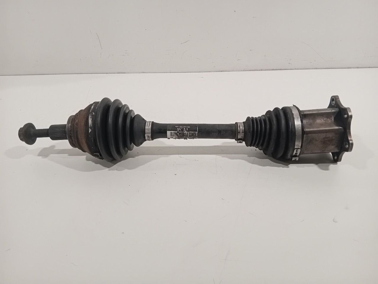 Aandrijfas links voor Skoda Superb, Onderdelen@venauto.nl, Van der Ven Autorecycling B.V., Ettenseweg 76, 4706 PB Roosendaal, The Netherlands