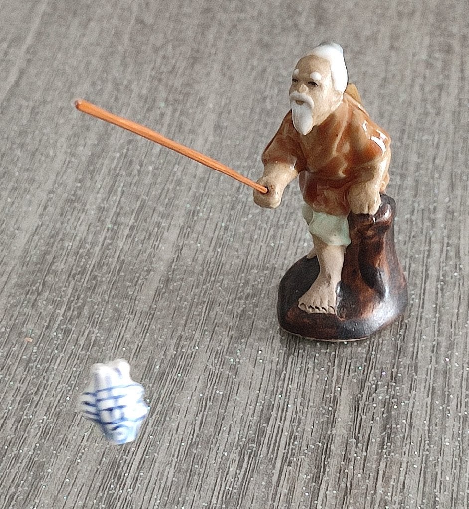 Mudman keramisch beeldje 7 cm - Complete Chinese visser, Ophalen, Zo goed als nieuw, Mens