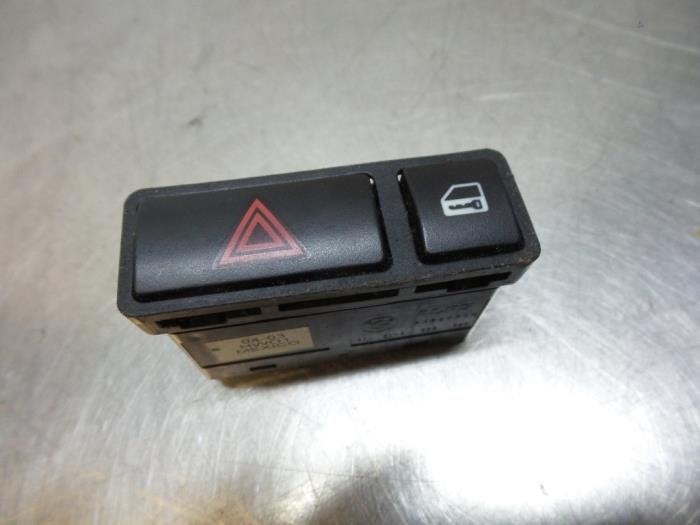 Commutateur éclairage d'urgence d'un BMW 3-Serie (3-Serie 9, -, 3 mois de garantie, Utilisé, -