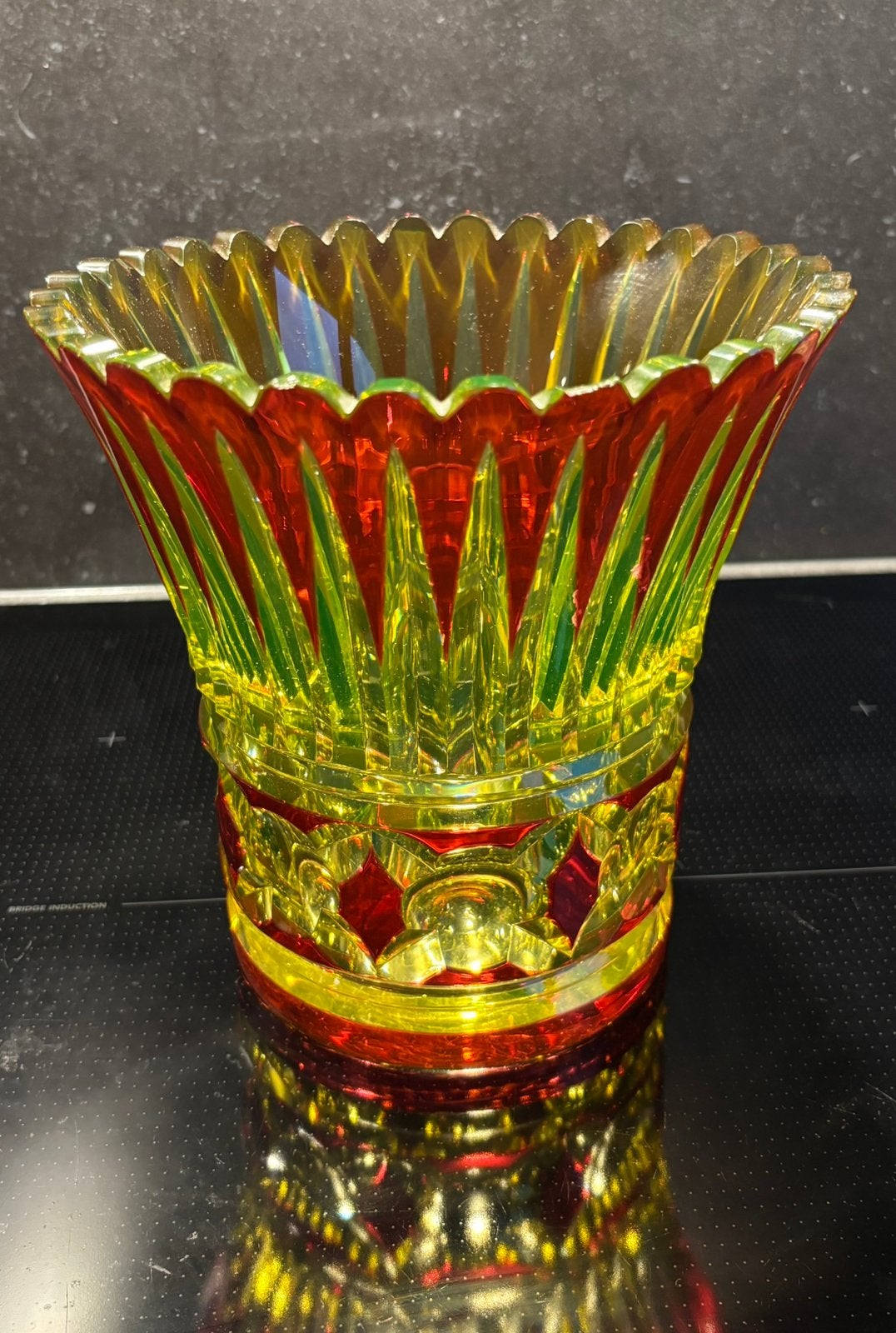 Vaas Val Saint Lambert Uranisisglas geel, Antiek en Kunst, Ophalen